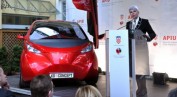 Predsjednica hrvatske Vlade Jadranka Kosor uručila je priznanje tvrtki DOK-ING za razvoj koncepta prvog hrvatskog električnog automobila. 