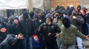 Od huligana pojedini novinari stvaraju heroje. Svi su dobrodošli, samo da su protiv Vlade